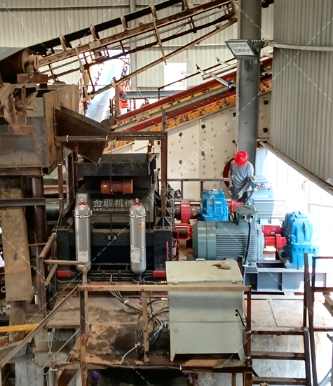 大型全自動液壓對輥制砂機安裝現場