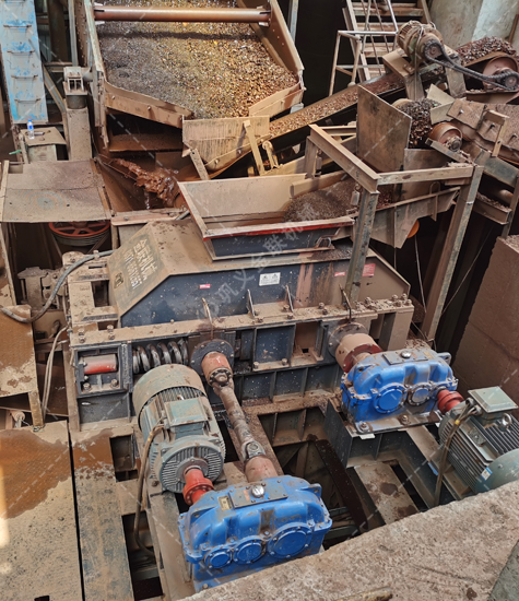 半自動液壓對輥破碎機制砂生產線現場