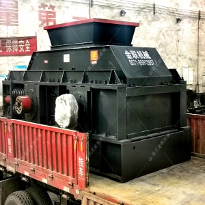 2PG1500x800鵝卵石破碎機設備發往重慶