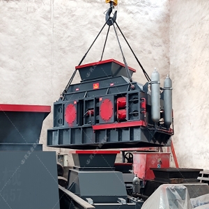 2PG1200x800型液壓直聯(lián)對(duì)輥破碎制砂機(jī)發(fā)貨