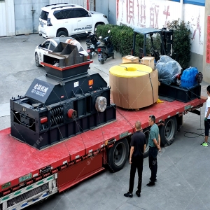 時(shí)產(chǎn)100多噸大型對(duì)輥破碎機(jī)發(fā)往湖北河卵石制砂