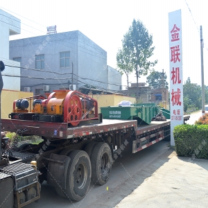 兩臺(tái)小型對(duì)輥破碎機(jī)和直線篩發(fā)貨圖片_發(fā)往江蘇南通_處理硅石