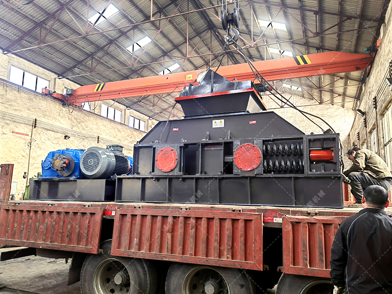 1200x800半自動(dòng)液壓對輥破碎機(jī)發(fā)貨圖片