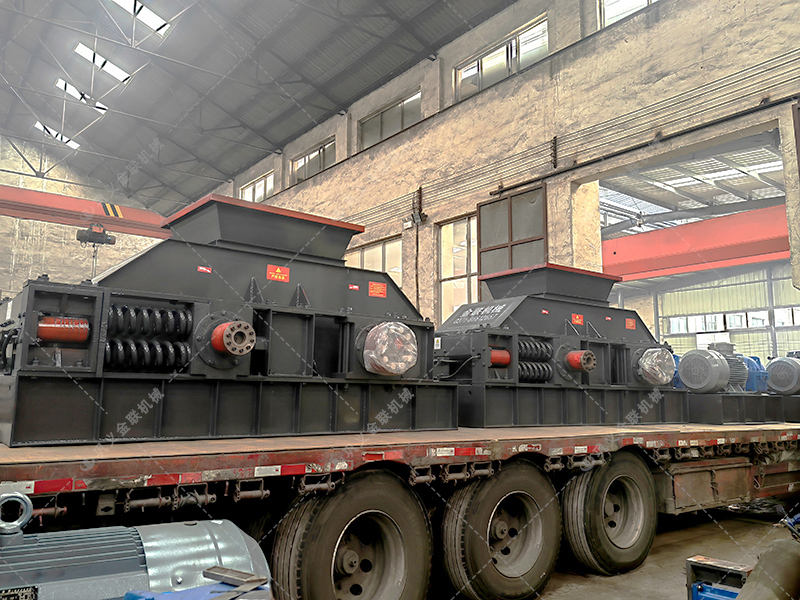 兩臺(tái)超大型半自動(dòng)液壓對(duì)輥制砂機(jī)發(fā)往湖北襄陽征戰(zhàn)沙場(chǎng)