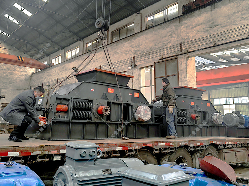 兩臺(tái)超大型半自動(dòng)液壓對(duì)輥制砂機(jī)發(fā)往湖北襄陽征戰(zhàn)沙場(chǎng)