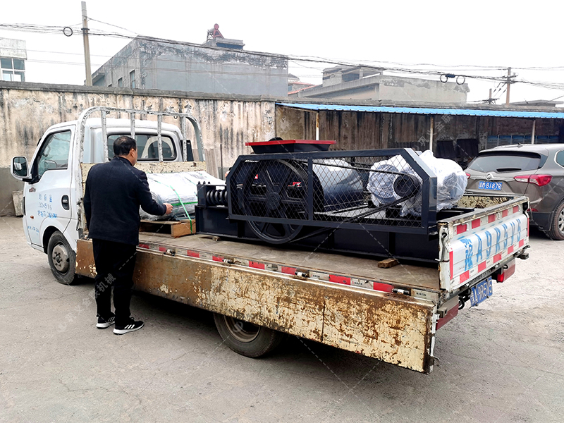 2PG610X400對輥破碎機發(fā)貨圖片_發(fā)往湖北十堰_破碎鵝卵石