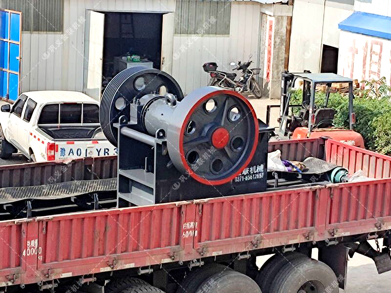 顎破與對(duì)輥破碎機(jī):哪種更節(jié)省地將石頭破碎成石子? 顎破與對(duì)輥破碎機(jī):哪種更節(jié)省地將石頭破碎成石子?