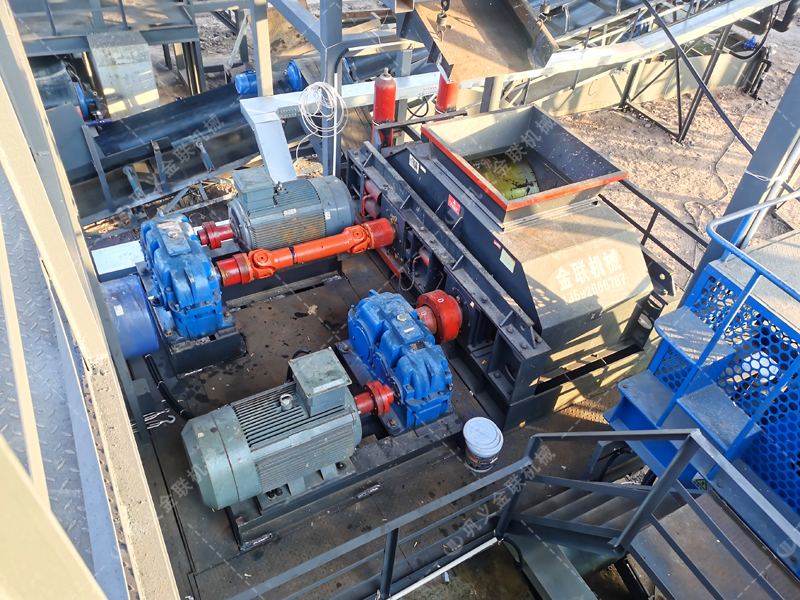 低轉(zhuǎn)速高壓力對輥制砂機，憑什么成為高品質(zhì)機制砂的 “粒形守護神”？